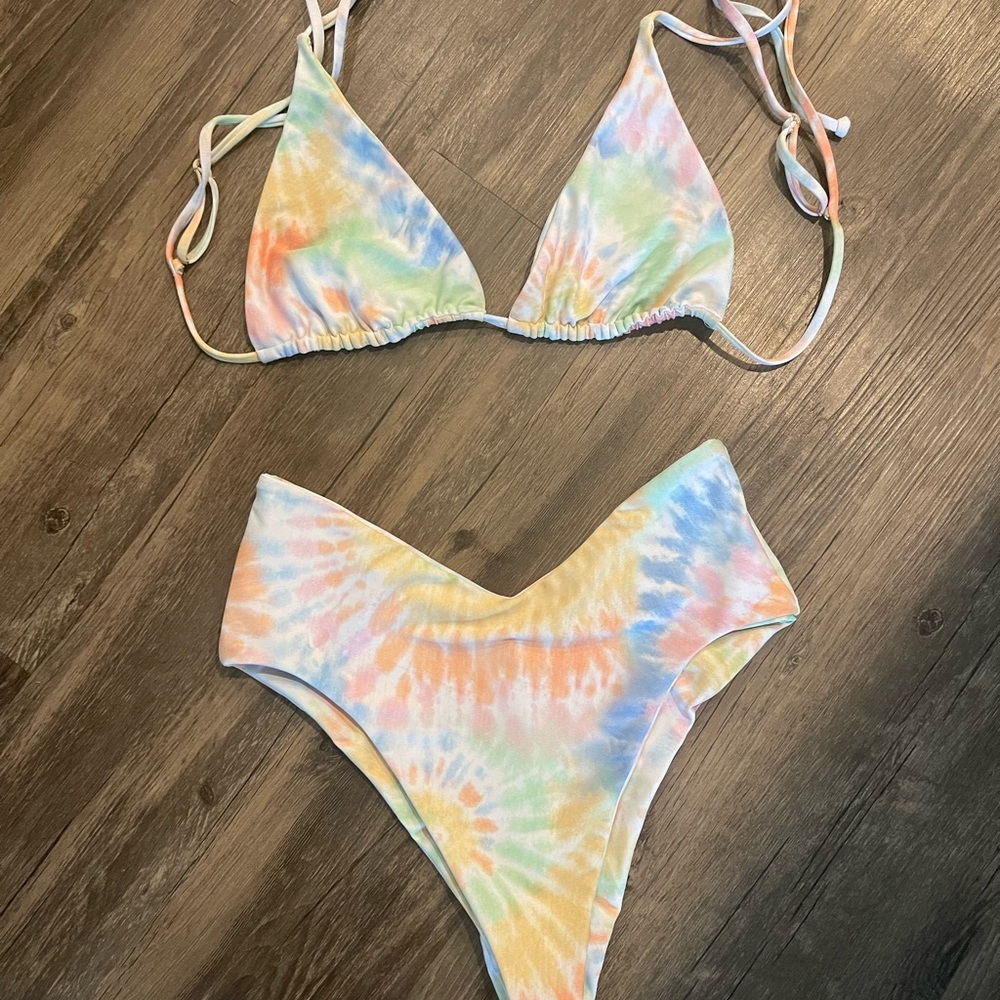 Skatie tie die bikini